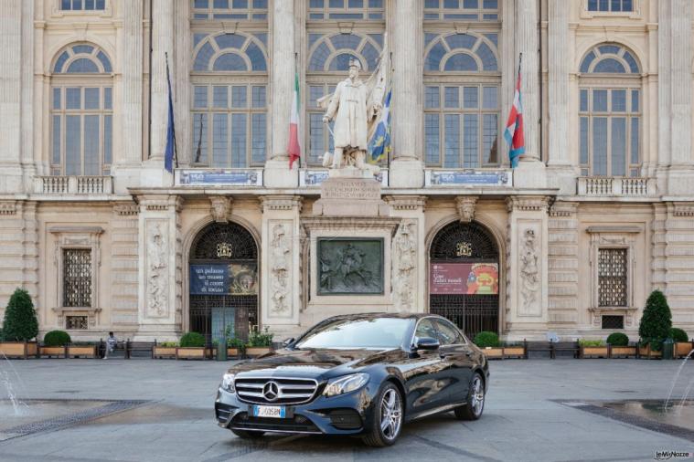 Autonoleggio Stefano Tudisco - La Mercedes Classe E in Piazza Castello