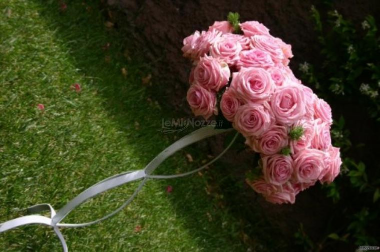 Gruppo Mio Blu - Decorazione floreale di rose per il ricevimento di nozze in giardino