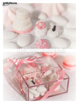 Confetti decorati e minicakes per le nozze