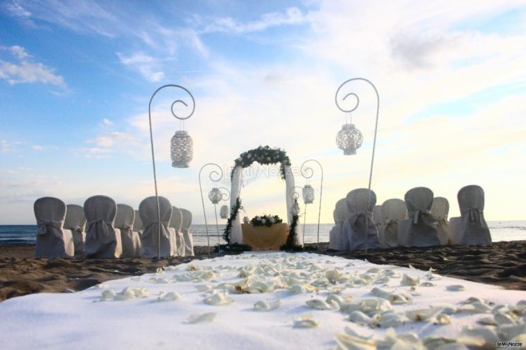 beach wedding ceremony - biancobouquet.it