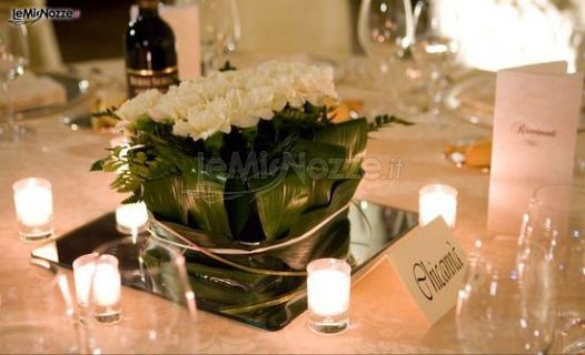 Centrotavola candele e fiori per i tavoli delle nozze