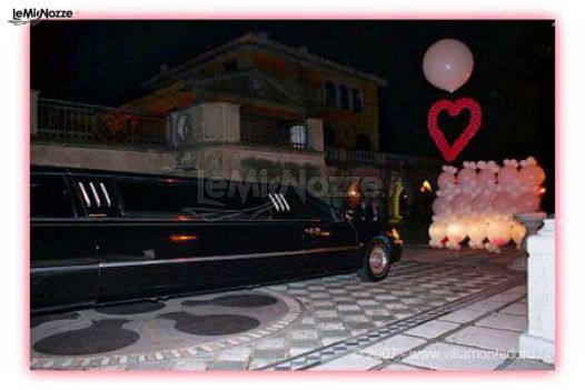 Limousine e palloncini per gli sposi