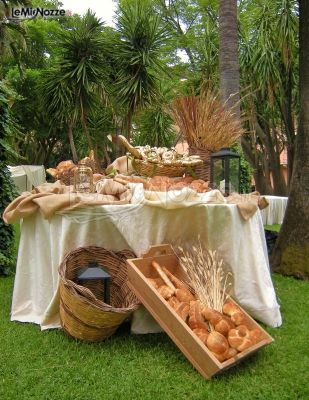 Allestimento del tavolo del pane al buffet di nozze
