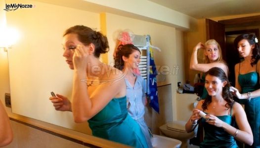 Foto dei preparativi delle damigelle della sposa