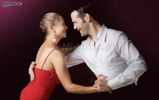 Gli sposi prendono lezioni di balli latino americani