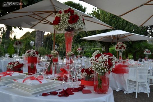 Allestimento con rose rosse per i tavoli di nozze