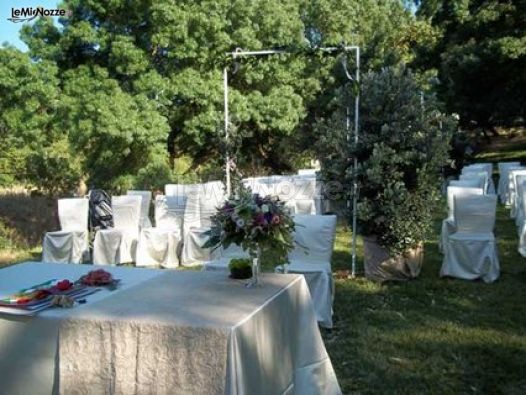 Tavoli allestiti in giardino per ricevimento di matrimonio presso l'Antica Stazione di Ficuzza
