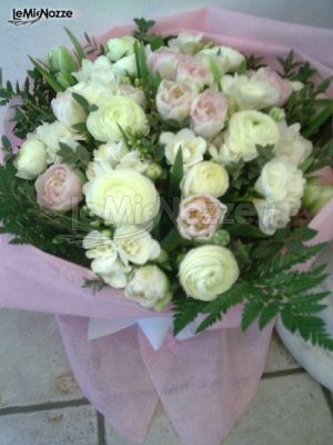 Addobbi floreali bianchi e rosa per il matrimonio