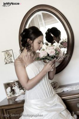 La sposa con il bouquet di rose - I fiori di Giuli