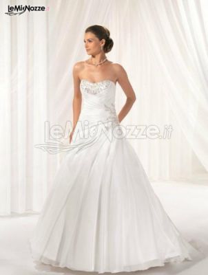 Elegante abito da sposa in stile classico impreziosito da accessori e gioielli