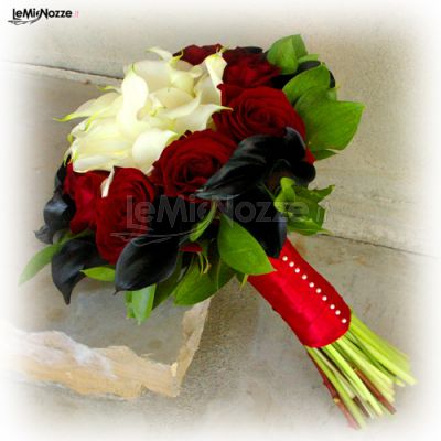 Bouquet di rose rosse e calle bianche