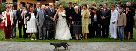 Foto in stile reportage degli sposi con gli invitati