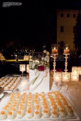 Il fascino del banchetto di nozze davanti al Castello di San Pietro illuminato