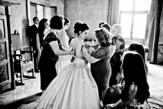 Foto in bianco e nero dei preparativi della sposa