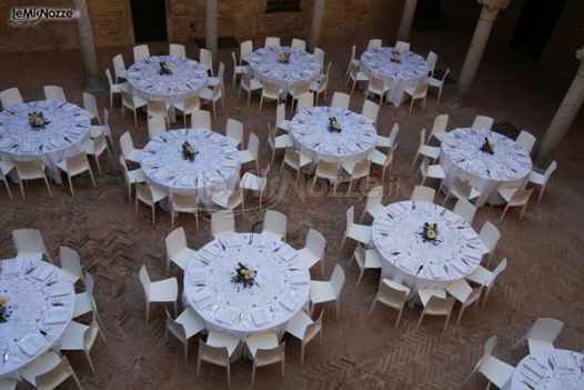 Disposizione dei tavoli per festeggiare le proprie nozze