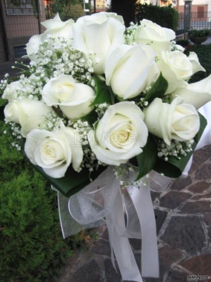 Bouquet semi compatto di rose bianche