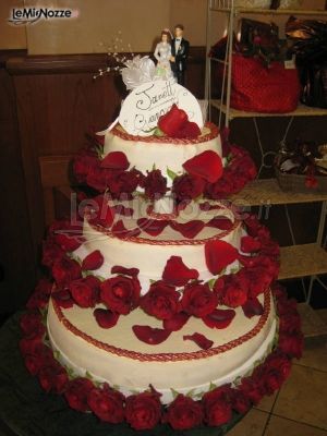 Torta per il matrimonio con decorazioni di rose rosse