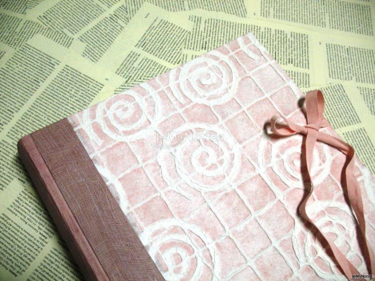 Album nozze a rilievo con carte a spirali dal quale traspare il fondo in rosa - Il Cartiglio