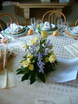 Scenografia di fiori per i tavoli del buffet di matrimonio