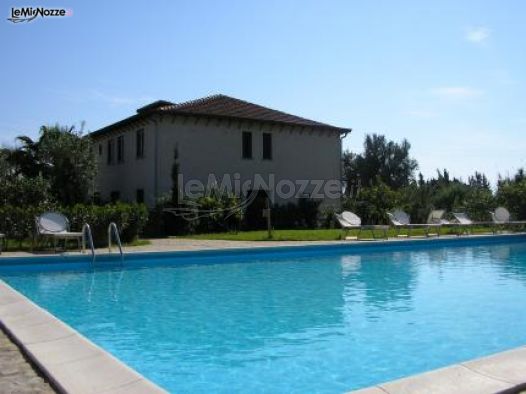 Esterno con ampia piscina presso l'agriturismo per ricevimento di matrimonio a Monreale (Palermo)