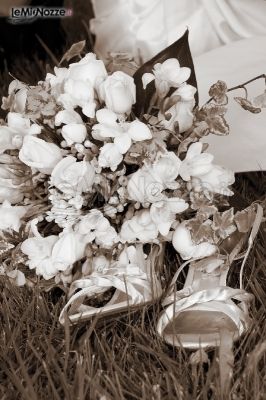 Bouquet e scarpe della sposa