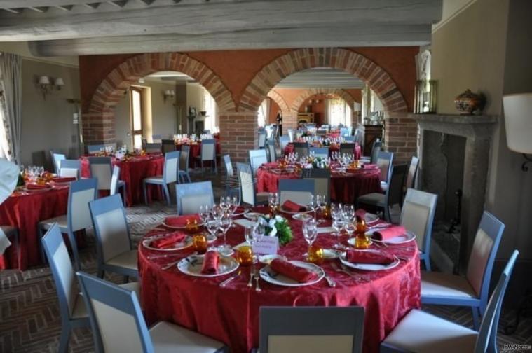 Allestimento di un banchetto di matrimonio in rosso di Lucaroni Catering