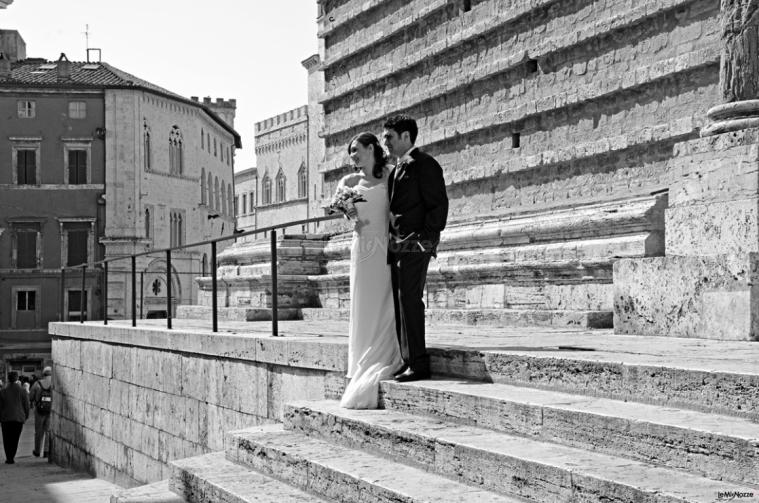 Sposi sulla scalinata del Duomo in Perugia
