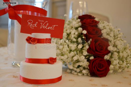 Mini cake bianca e rossa come segnatavolo al matrimonio