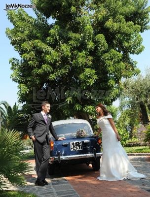 Gli sposi con la Fiat 1100