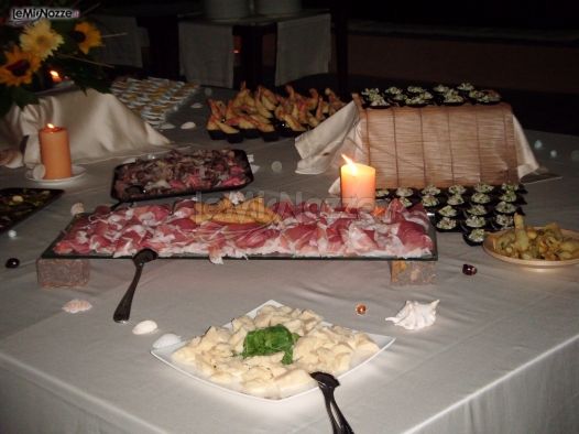 Allestimento tavoli con petali e candele