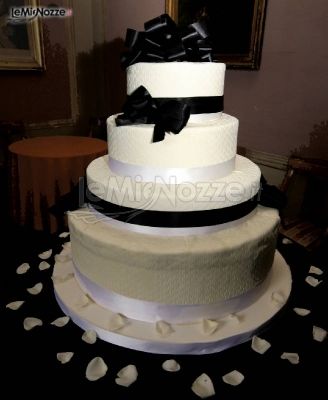 Wedding Cake Black and White