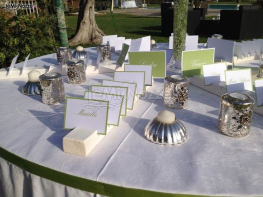 Il tavolo della confettata per un matrimonio all'aperto