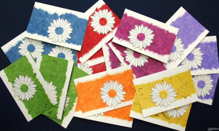 Partecipazione Gerbera con carta di riso in varie tonalità e fiore applicato in rilievo - Il Cartiglio