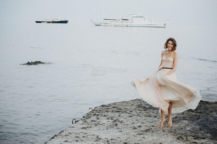 La sposa salta felice © Marta Buso Photography