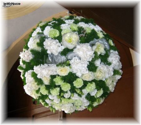Addobbo floreale per la location di nozze a forma di sfera