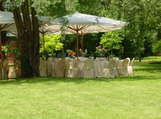 Tavoli in giardino per gli invitati