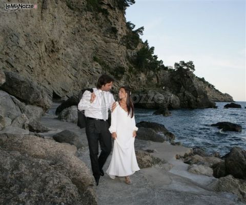 Foto degli sposi in riva al mare - Foto Bellocchio a Roma