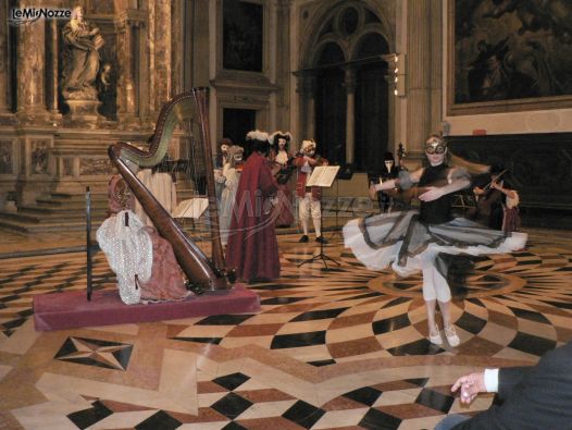 Spettacolo musicale e balletto con artisti in costume veneziano