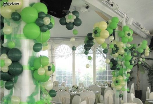 Allestimento con palloncini della sala del ricevimento di matrimonio