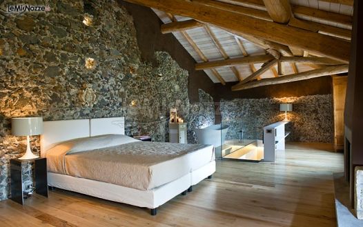 Camera da letto rustica presso l'hotel per ricevimento di matrimonio a Zafferana Etnea (Catania)