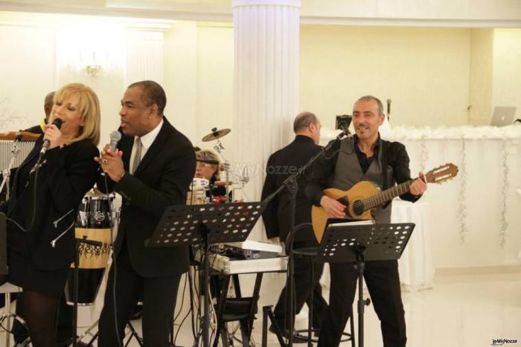 Orlando Johnson & i Barrio suonano ad un ricevimento di nozze