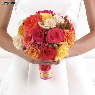 Bouquet di rose colorate della sposa
