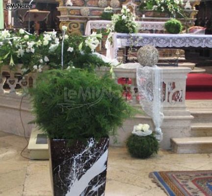 Decorazione floreale con vasi moderni in chiesa