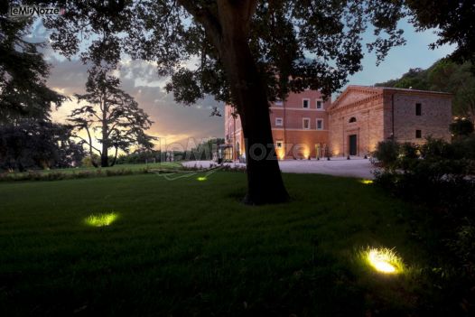 Villa Lattanzi illuminata per un matrimonio serale