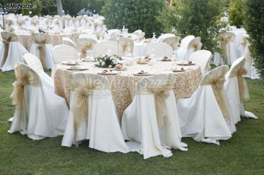 Addobbo dei tavoli per il buffet di matrimonio