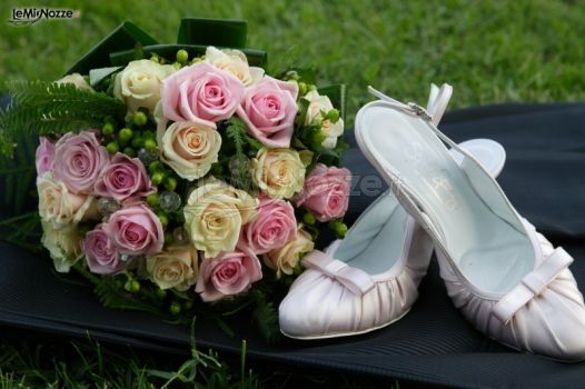 Foto delle scarpe e del bouquet della sposa