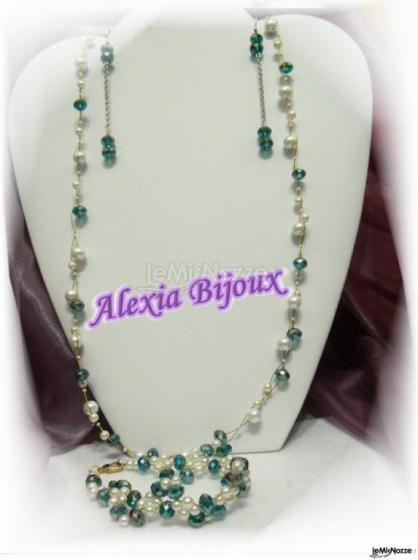 collana ed orecchini con cristalli verde petrolio e perle bianche, realizzabile anche totalmente bianco da sposa