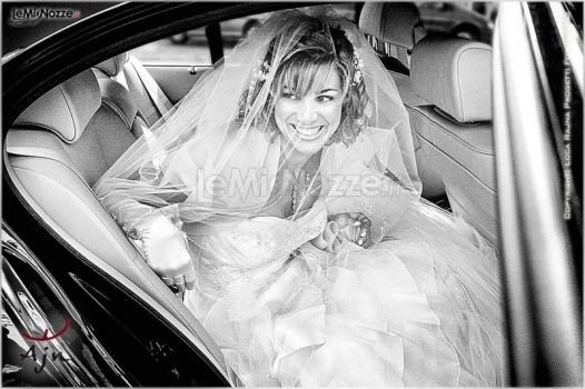Foto della sposa in macchina