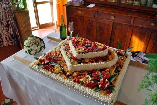 Prelibata torta nuziale fatta in casa a forma di cuore