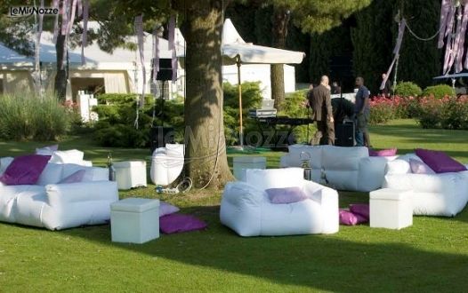 Sofa in giardino per un matrimonio in relax